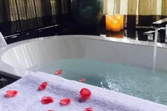 北京海淀水疗池中的失重冥想：当身体学会漂浮